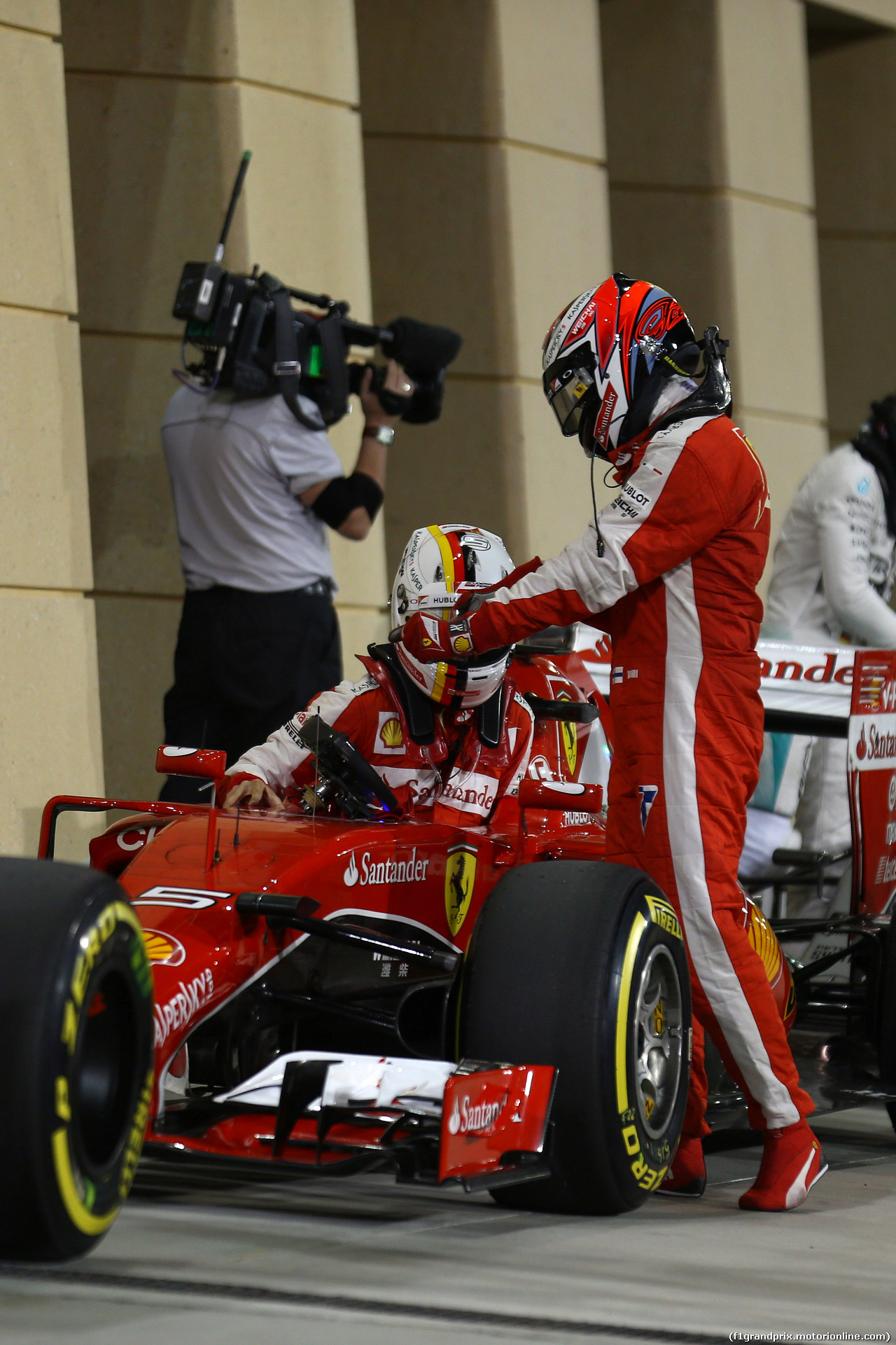 GP BAHRAIN, 18.04.2015 - Qualifiche, Kimi Raikkonen (FIN) Ferrari SF15-T e Sebastian Vettel (GER) Ferrari SF15-T