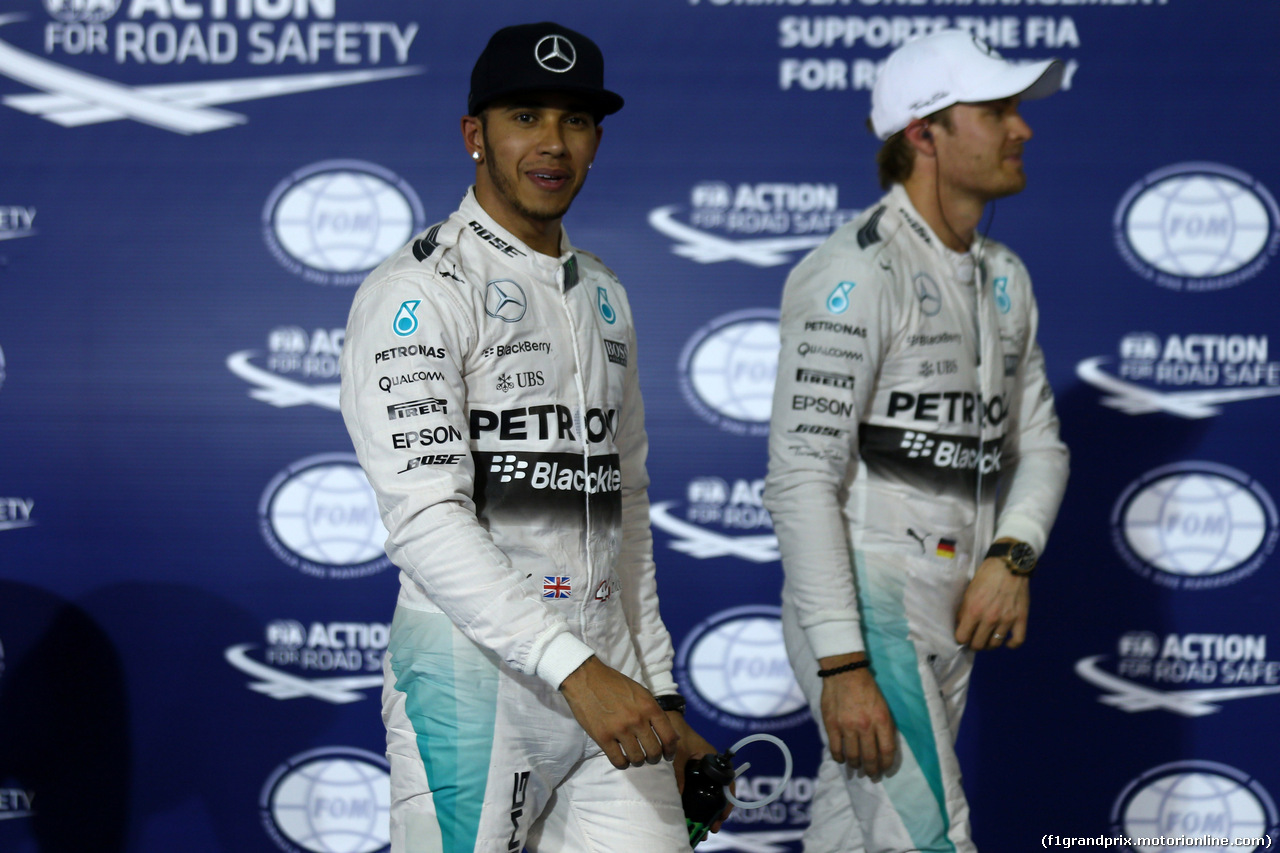 GP BAHRAIN, 18.04.2015 - Qualifiche, Lewis Hamilton (GBR) Mercedes AMG F1 W06 pole position e terzo Nico Rosberg (GER) Mercedes AMG F1 W06