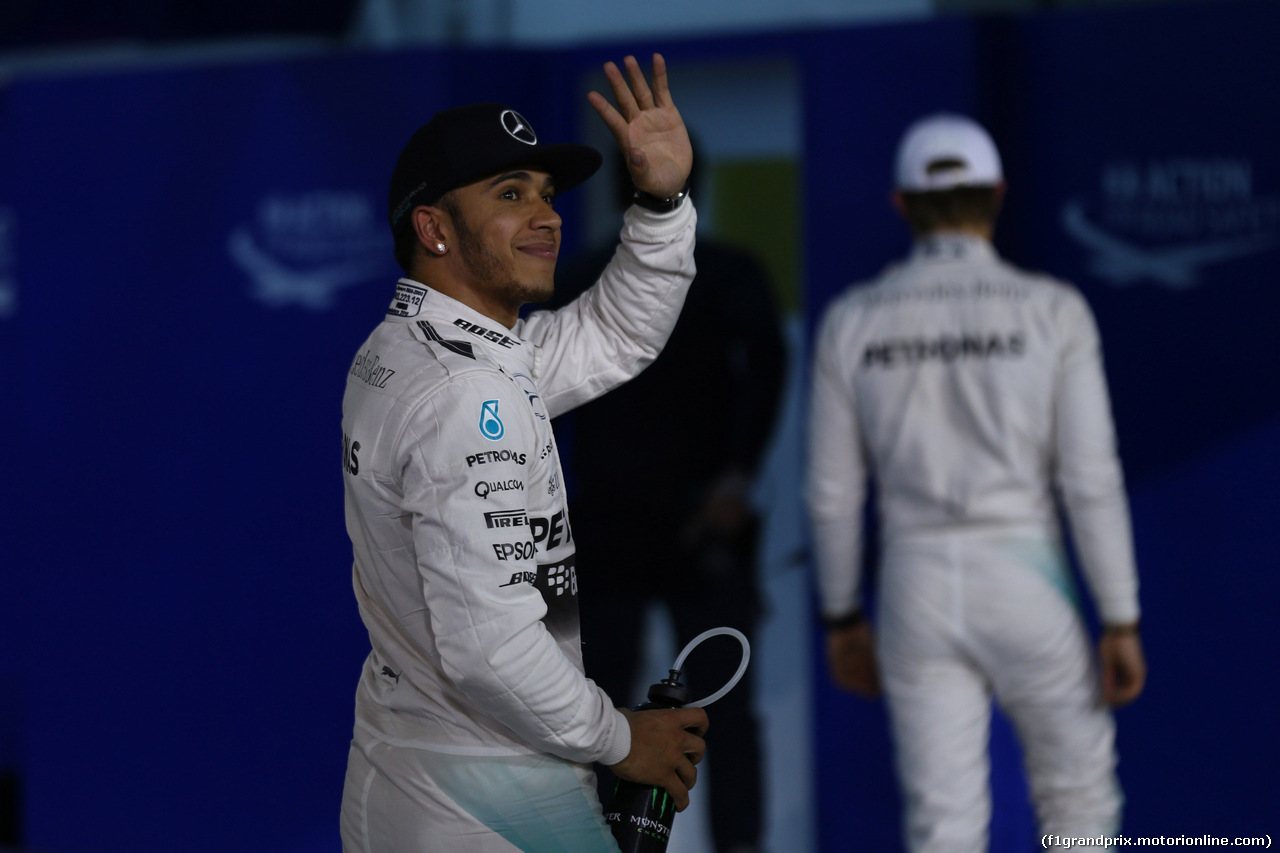 GP BAHRAIN, 18.04.2015 - Qualifiche, Lewis Hamilton (GBR) Mercedes AMG F1 W06 pole position