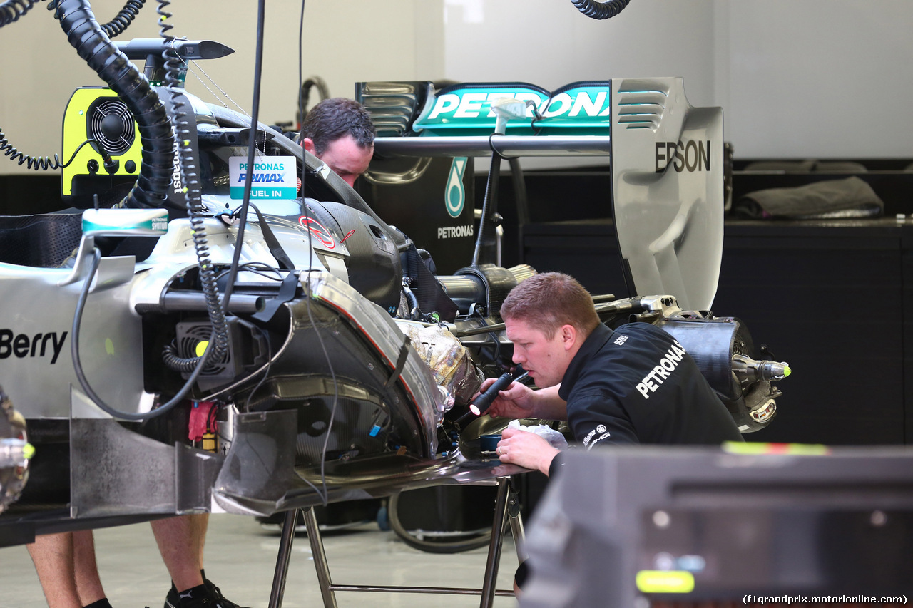 GP BAHRAIN, 18.04.2015 - Qualifiche, Mechanics Mercedes work on the car