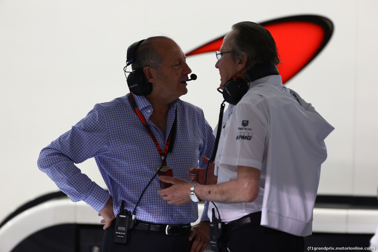 GP BAHRAIN, 18.04.2015 - Qualifiche, (L-R) Ron Dennis (GBR) McLaren Executive Chairman e Mansour Ojeh, Manseur Ojeh, McLaren shareholder