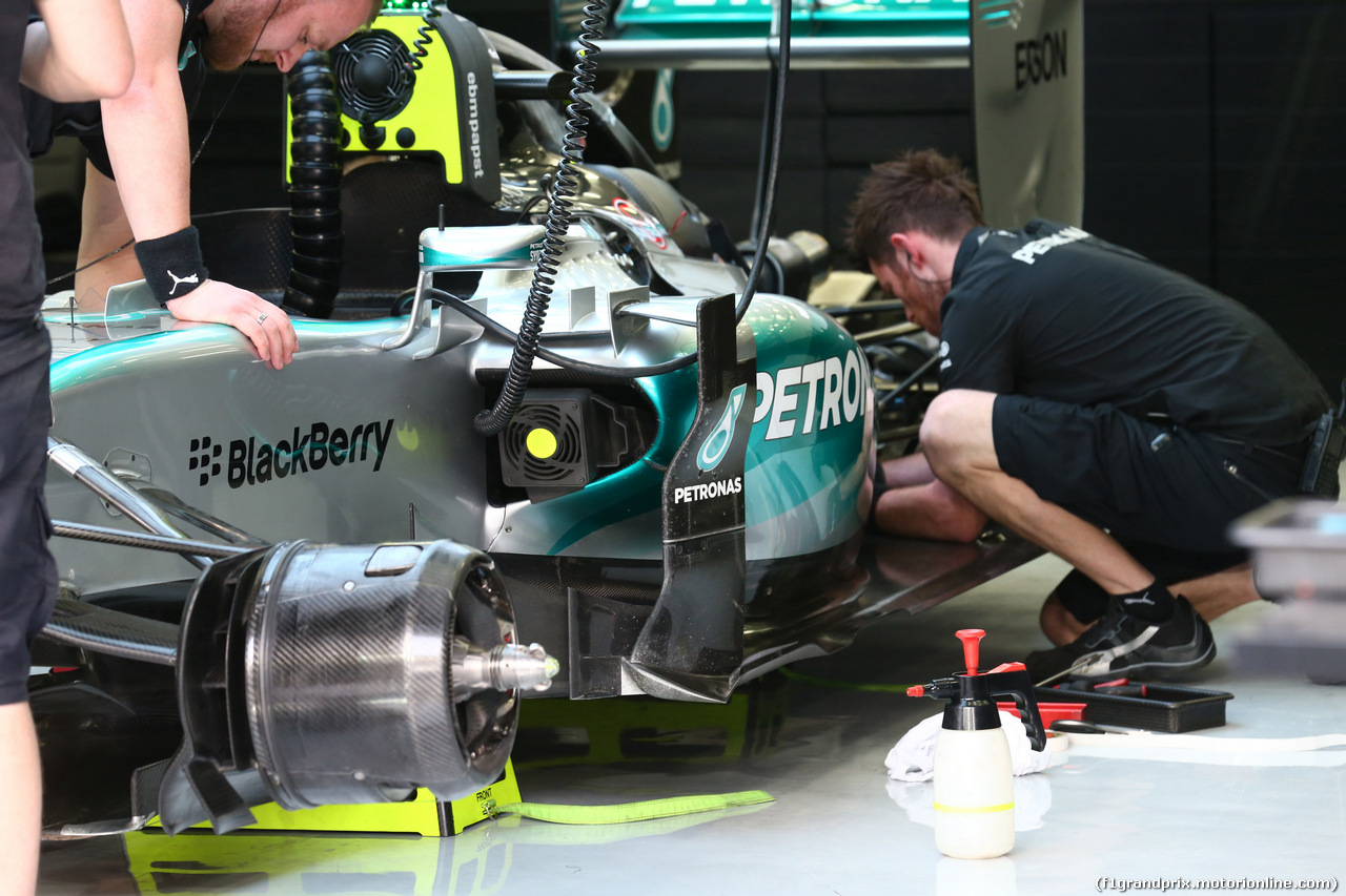 GP BAHRAIN, 18.04.2015 - Qualifiche, Mechanics Mercedes work on the car