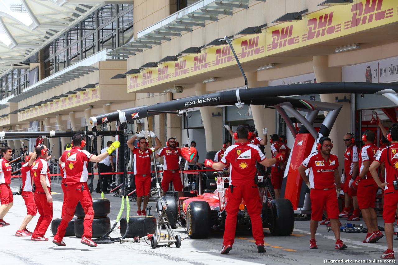 GP BAHRAIN, 17.04.2015 - Mechanics Ferrari