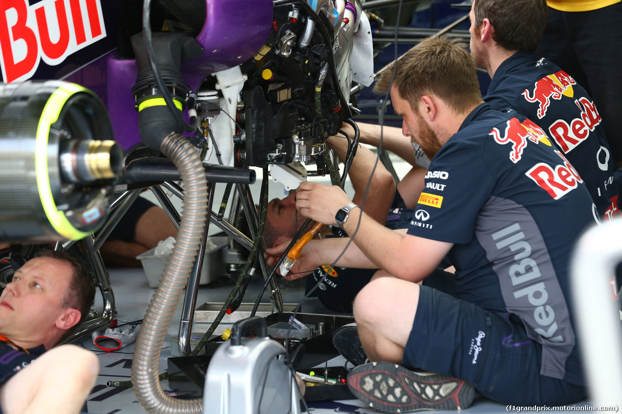 GP BAHRAIN, 17.04.2015 - Mechanics Red Bull work on the car