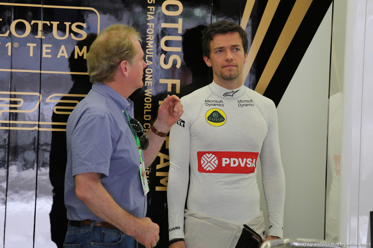 GP BAHRAIN, 17.04.2015 - Prove Libere 1, Jolyon Palmer (GBR) Test Driver, Lotus F1 Team e his father Jonathan Palmer, chief executive of MotorSport Vision