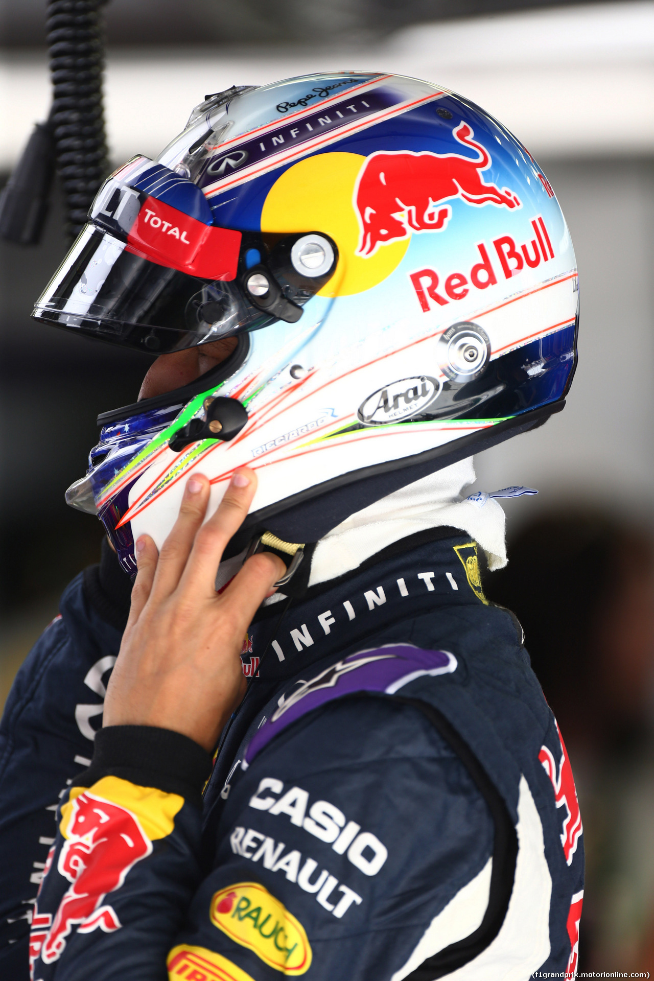 GP BAHRAIN, 17.04.2015 - Prove Libere 1, Daniel Ricciardo (AUS) Red Bull Racing RB11