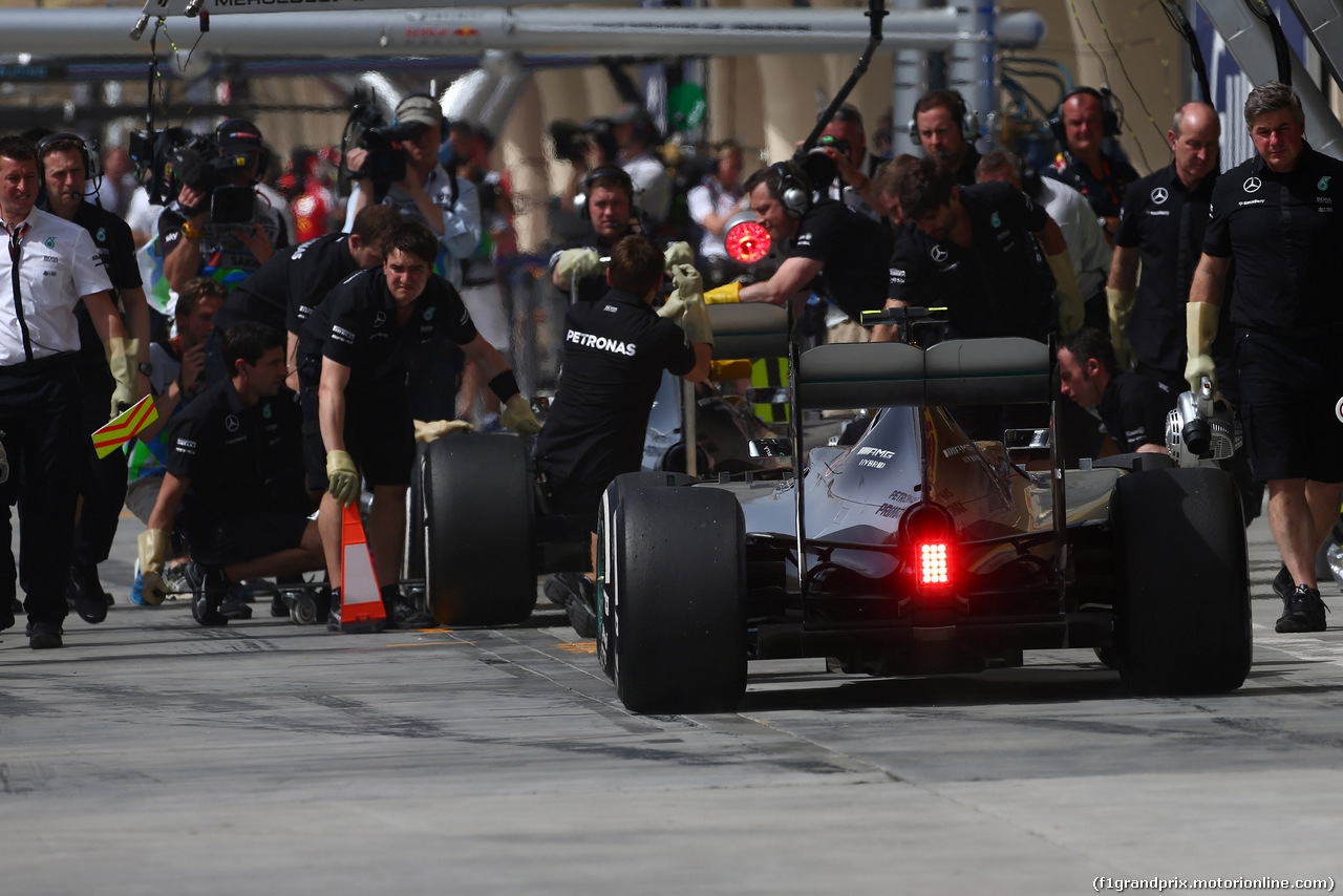 GP BAHRAIN, 17.04.2015 - Prove Libere 1, Lewis Hamilton (GBR) Mercedes AMG F1 W06 e Nico Rosberg (GER) Mercedes AMG F1 W06