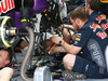 GP BAHRAIN, 17.04.2015 - Mechanics Red Bull work on the car