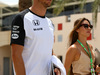 GP BAHRAIN, 17.04.2015 - Jenson Button (GBR)  McLaren Honda MP4-30. And sua moglie Jessica Michibata (GBR)