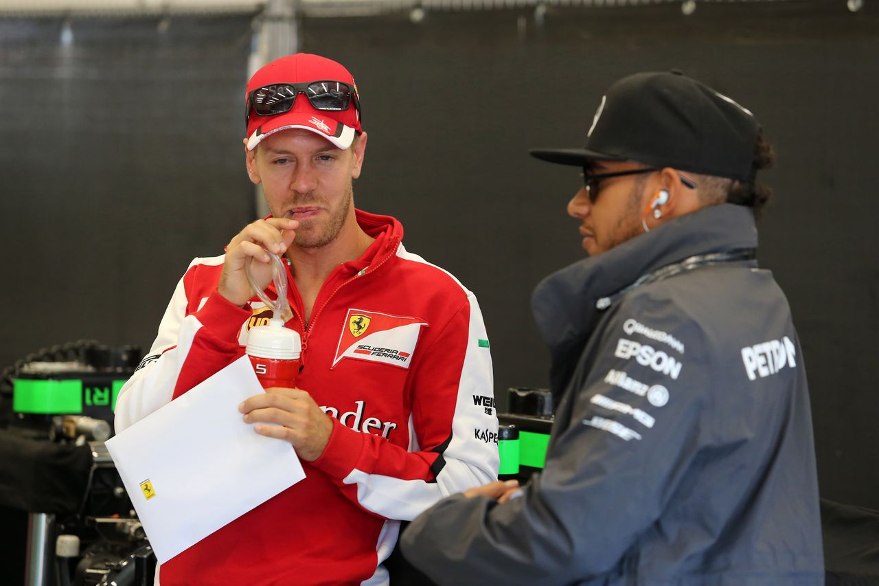 GP BELGIO, 23.08.2015 - Sebastian Vettel (GER) Ferrari SF15-T e Lewis Hamilton (GBR) Mercedes AMG F1 W06