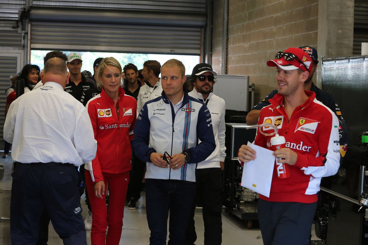 GP BELGIO, 23.08.2015 - Britta Roeske (AUT) Ferrari Press Officer, Valtteri Bottas (FIN) Williams F1 Team FW37 e Sebastian Vettel (GER) Ferrari SF15-T