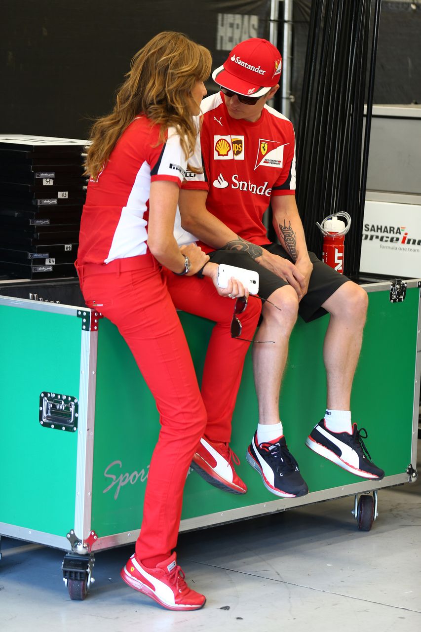 GP BELGIO, 23.08.2015 - Stefania Boccoli (ITA) Ferrari PR Officer e Kimi Raikkonen (FIN) Ferrari SF15-T