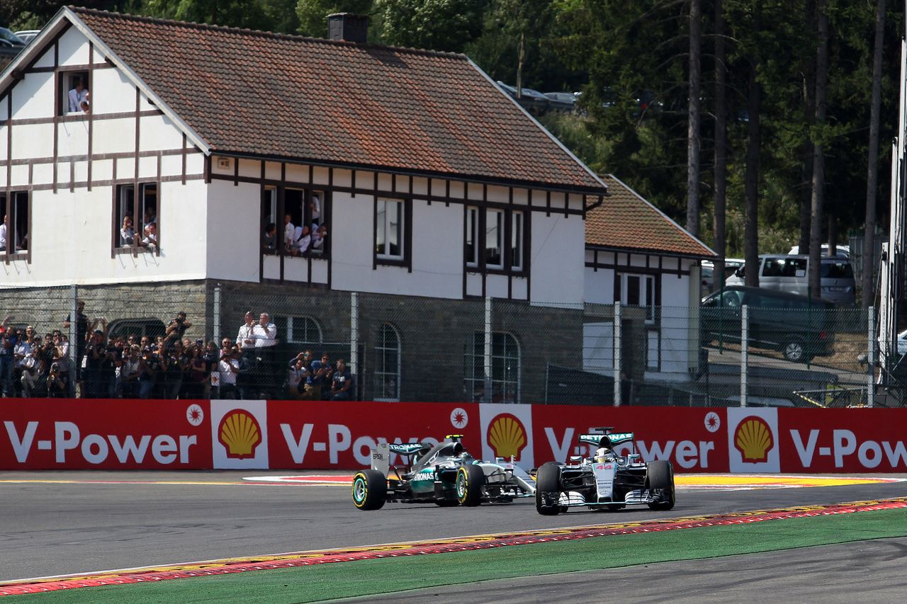 GP BELGIO, 23.08.2015 - Gara, Lewis Hamilton (GBR) Mercedes AMG F1 W06 e Nico Rosberg (GER) Mercedes AMG F1 W06