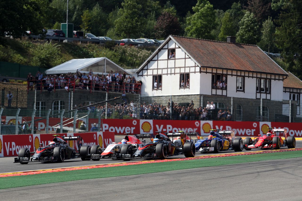 GP BELGIO, 23.08.2015 - Gara, Jenson Button (GBR)  McLaren Honda MP4-30, William Stevens (GBR) Manor Marussia F1 Team e Fernando Alonso (ESP) McLaren Honda MP4-30