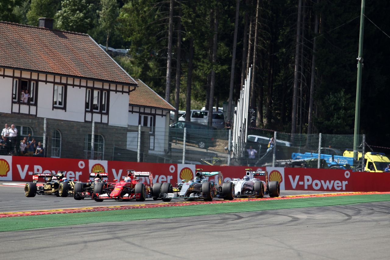 GP BELGIO, 23.08.2015 - Gara, Sebastian Vettel (GER) Ferrari SF15-T e Nico Rosberg (GER) Mercedes AMG F1 W06