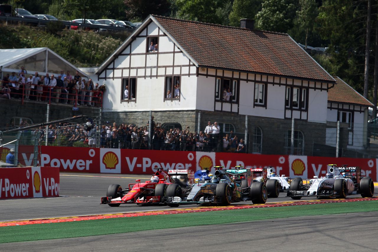 GP BELGIO, 23.08.2015 - Gara, Sebastian Vettel (GER) Ferrari SF15-T e Nico Rosberg (GER) Mercedes AMG F1 W06