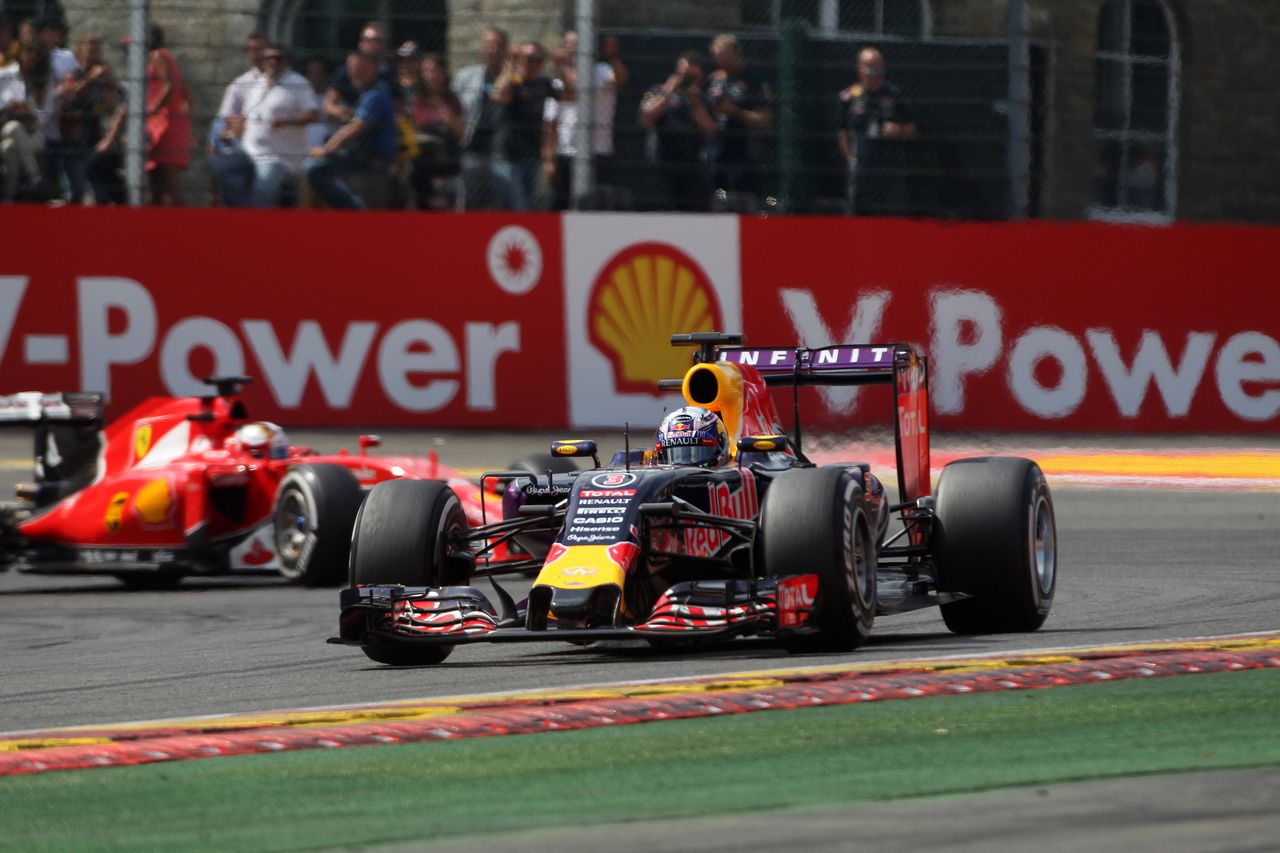 GP BELGIO, 23.08.2015 - Gara, Daniel Ricciardo (AUS) Red Bull Racing RB11 e Sebastian Vettel (GER) Ferrari SF15-T