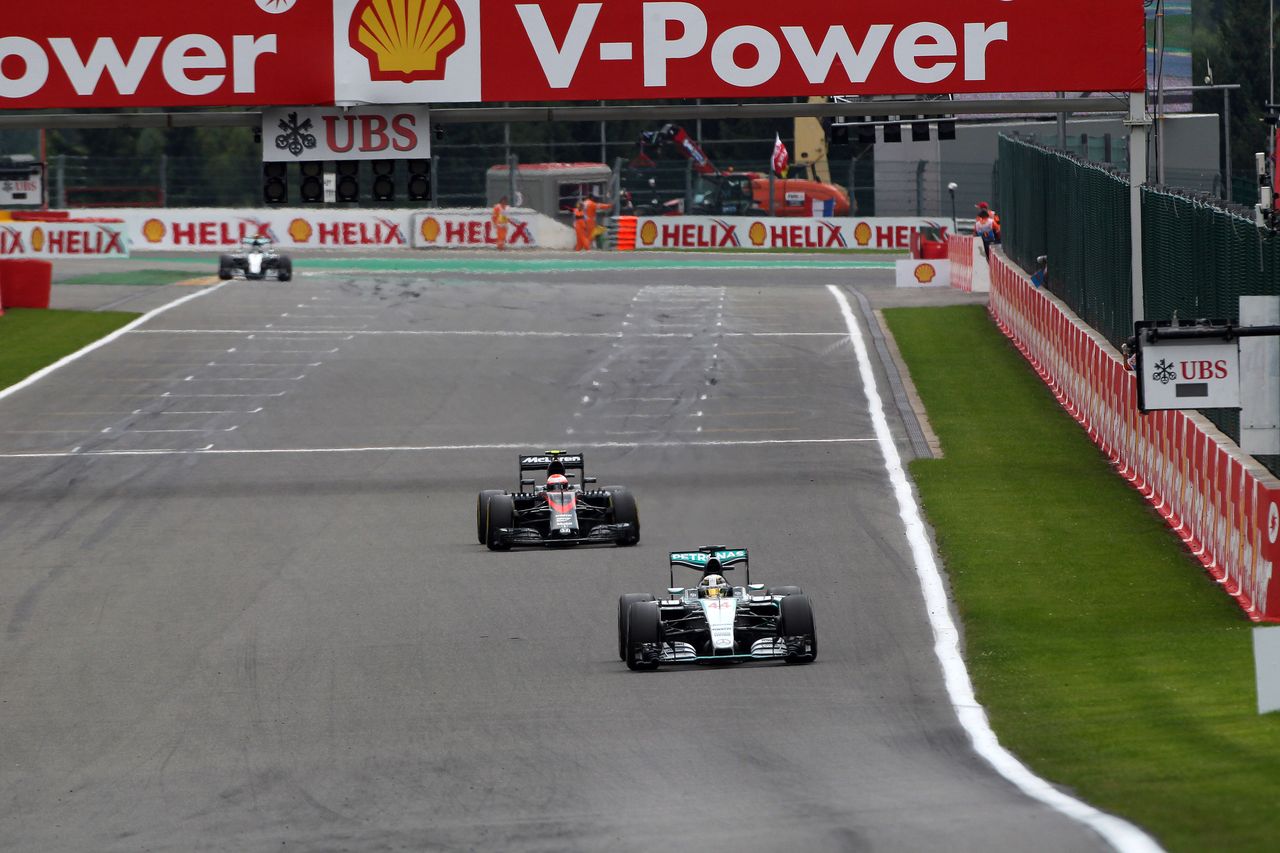 GP BELGIO, 23.08.2015 - Gara, Lewis Hamilton (GBR) Mercedes AMG F1 W06 e Jenson Button (GBR)  McLaren Honda MP4-30.