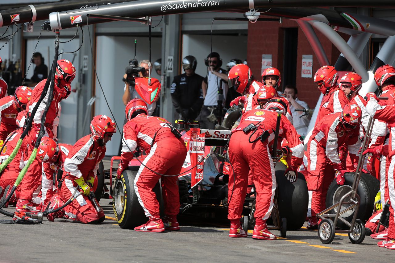 GP BELGIO, 23.08.2015 - Gara, Pit stop, Kimi Raikkonen (FIN) Ferrari SF15-T