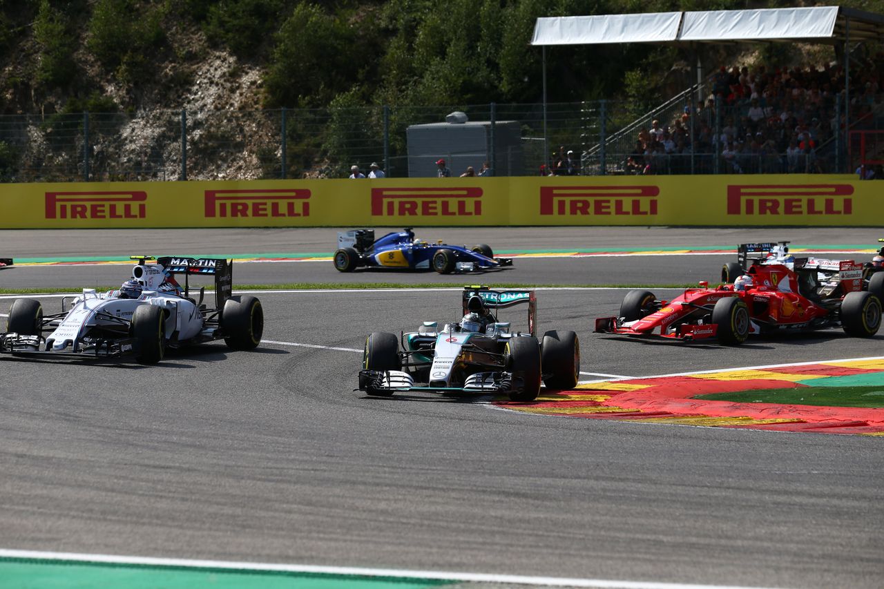 GP BELGIO, 23.08.2015 - Gara, Valtteri Bottas (FIN) Williams F1 Team FW37 e Nico Rosberg (GER) Mercedes AMG F1 W06
