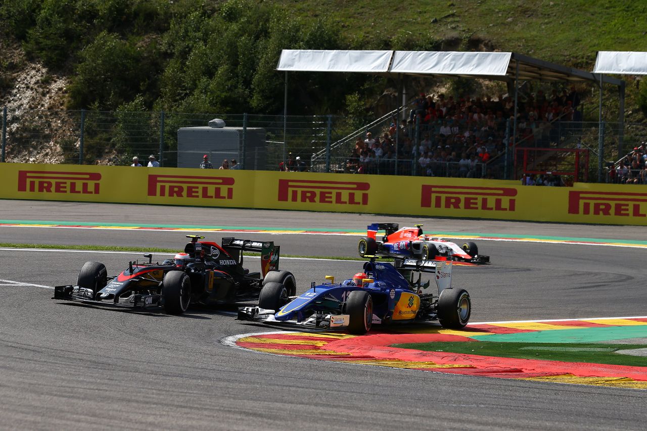 GP BELGIO, 23.08.2015 - Gara, Jenson Button (GBR)  McLaren Honda MP4-30. e Felipe Nasr (BRA) Sauber C34
