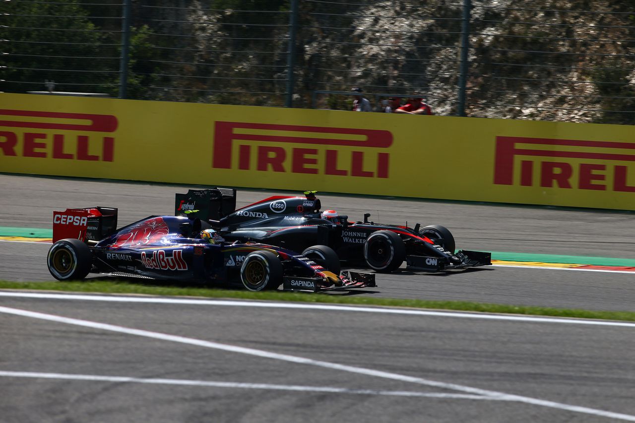 GP BELGIO, 23.08.2015 - Gara, Carlos Sainz Jr (ESP) Scuderia Toro Rosso STR10 e Jenson Button (GBR)  McLaren Honda MP4-30.