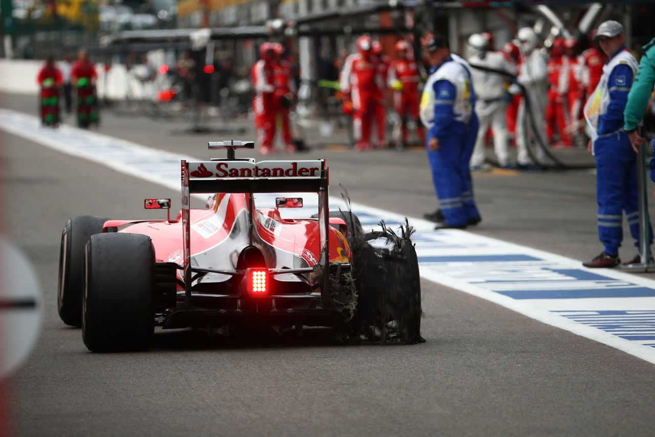 GP BELGIO, 23.08.2015 - Gara, Sebastian Vettel (GER) Ferrari SF15-T with a puncture