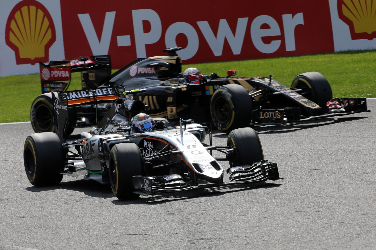 GP BELGIO, 23.08.2015 - Gara, Sergio Perez (MEX) Sahara Force India F1 VJM08 e Romain Grosjean (FRA) Lotus F1 Team E23