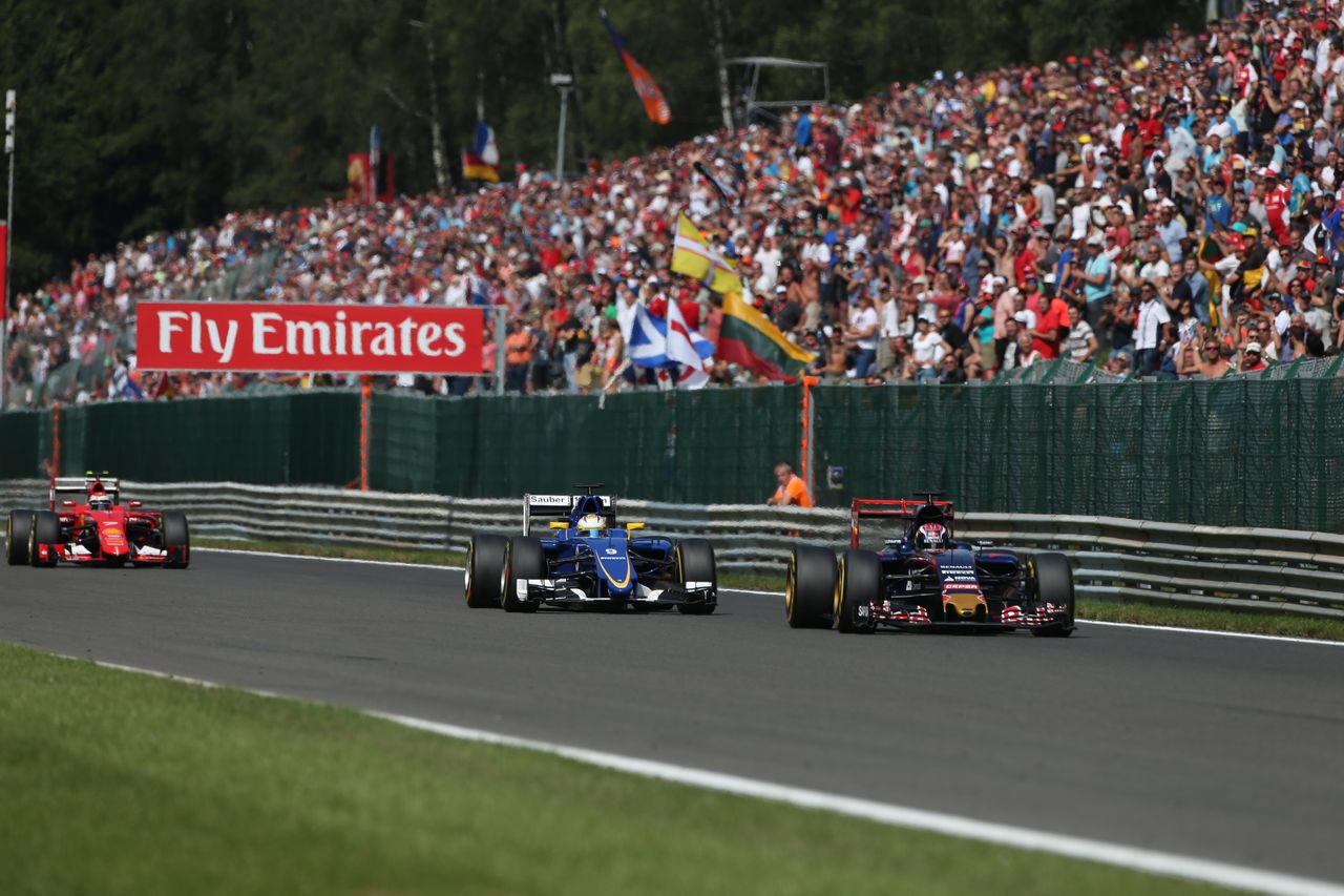 GP BELGIO, 23.08.2015 - Gara, Max Verstappen (NED) Scuderia Toro Rosso STR10 e Marcus Ericsson (SUE) Sauber C34