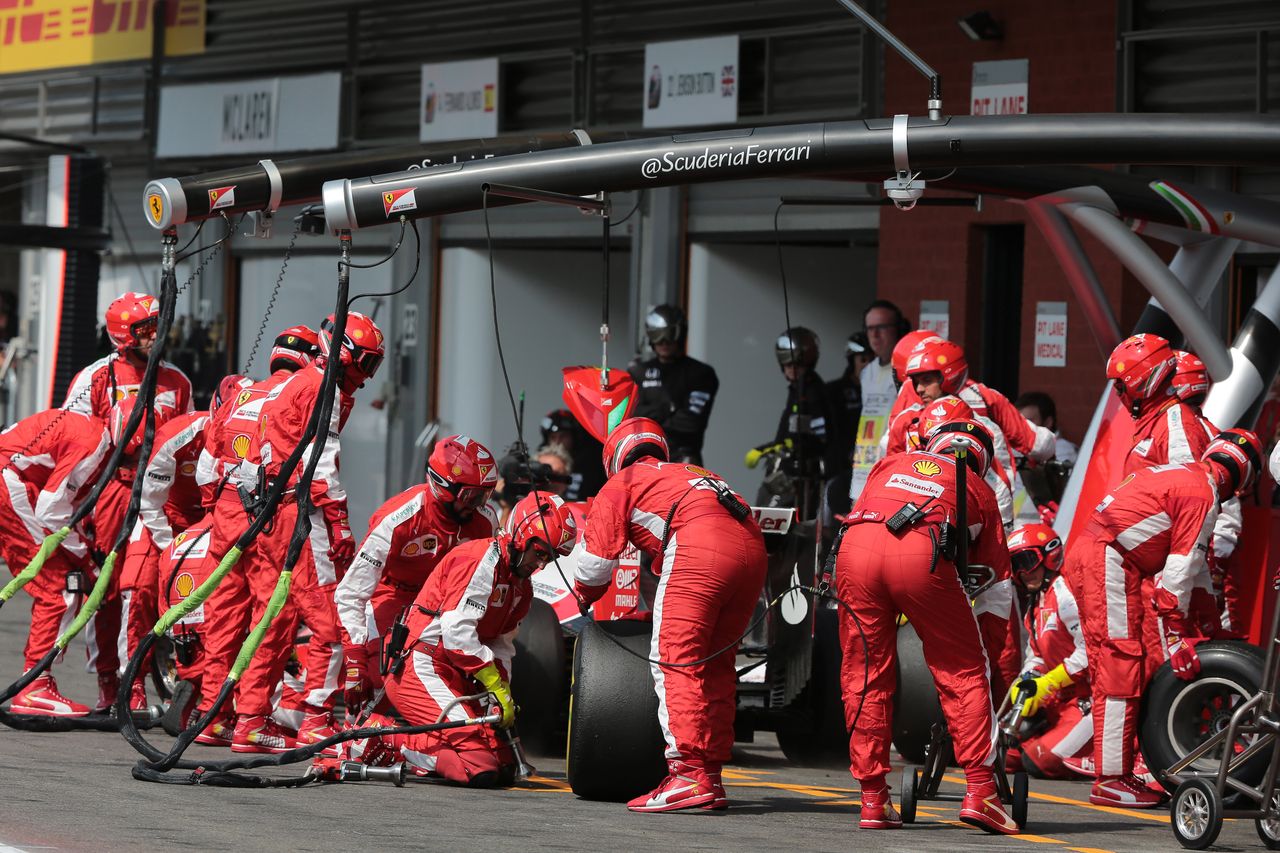 GP BELGIO, 23.08.2015 - Gara, Pit stop, Sebastian Vettel (GER) Ferrari SF15-T