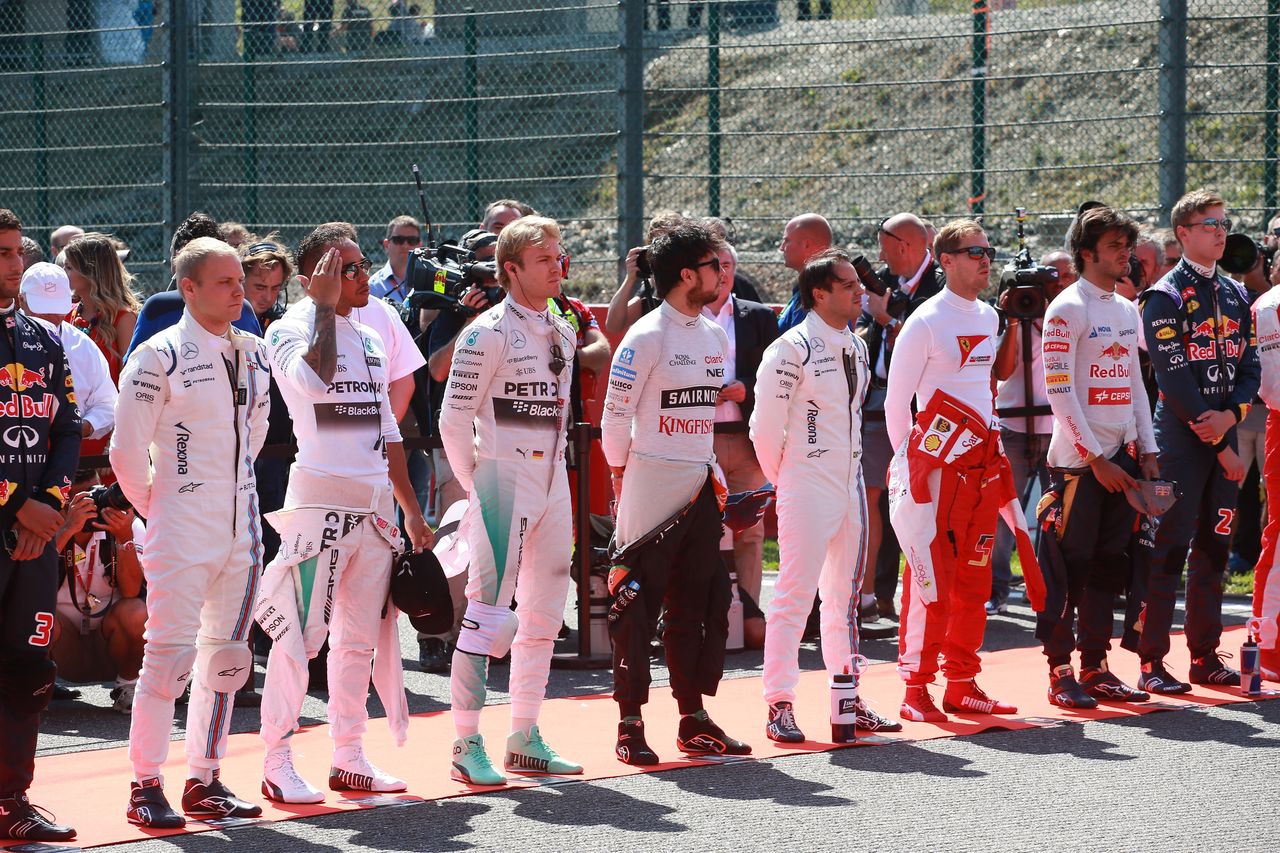 GP BELGIO, 23.08.2015 - Gara, Pit stop, The drives observe the national anthem