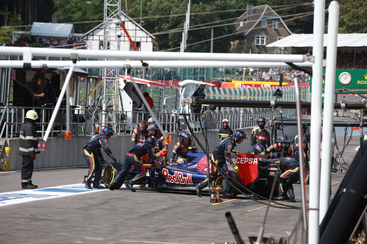 GP BELGIO, 23.08.2015 - Gara, Carlos Sainz Jr (ESP) Scuderia Toro Rosso STR10 retires from the race