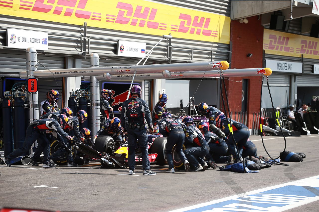 GP BELGIO, 23.08.2015 - Gara, Pit stop, Daniil Kvyat (RUS) Red Bull Racing RB11