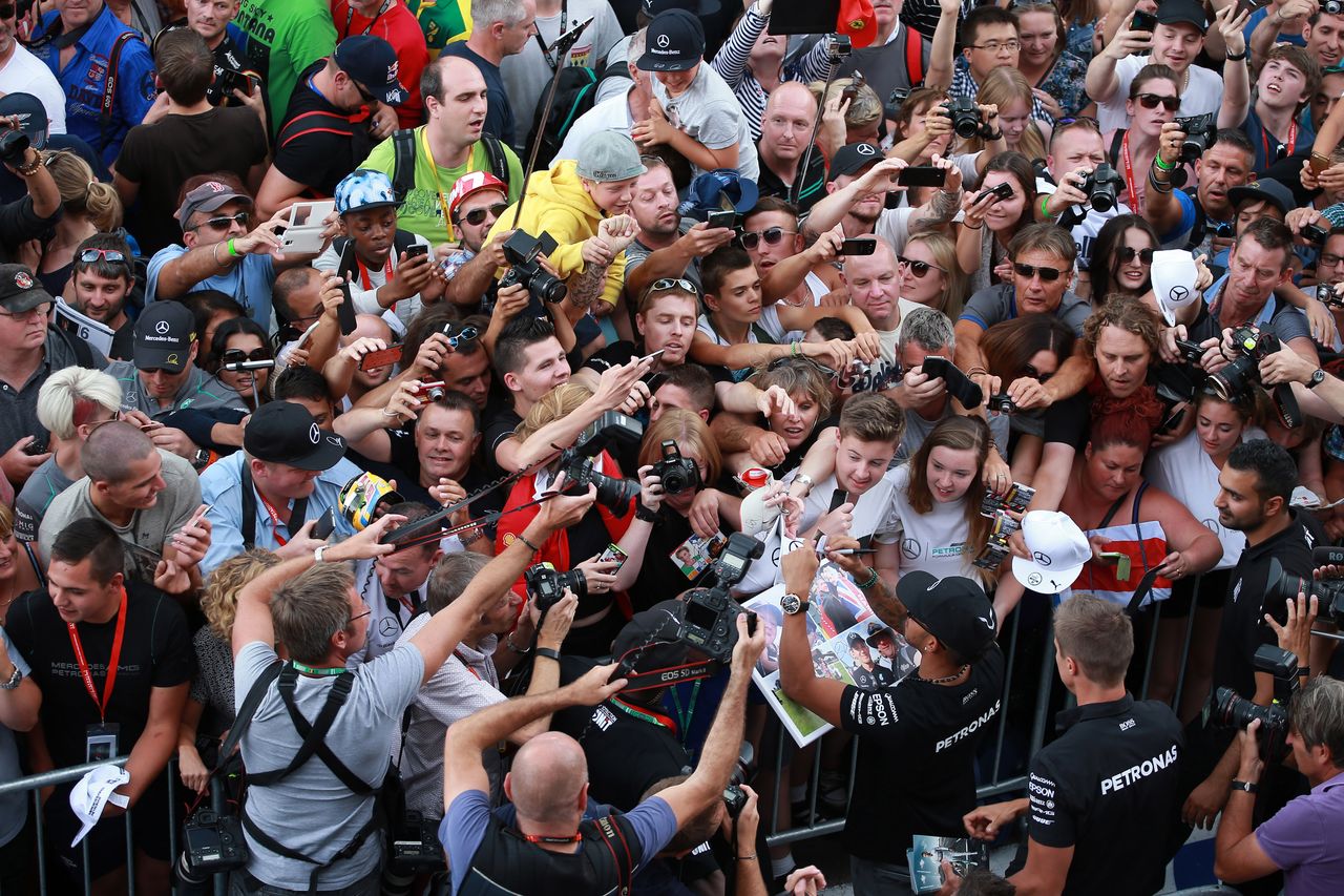 GP BELGIO, 20.08.2015 - Autograph session, Lewis Hamilton (GBR) Mercedes AMG F1 W06