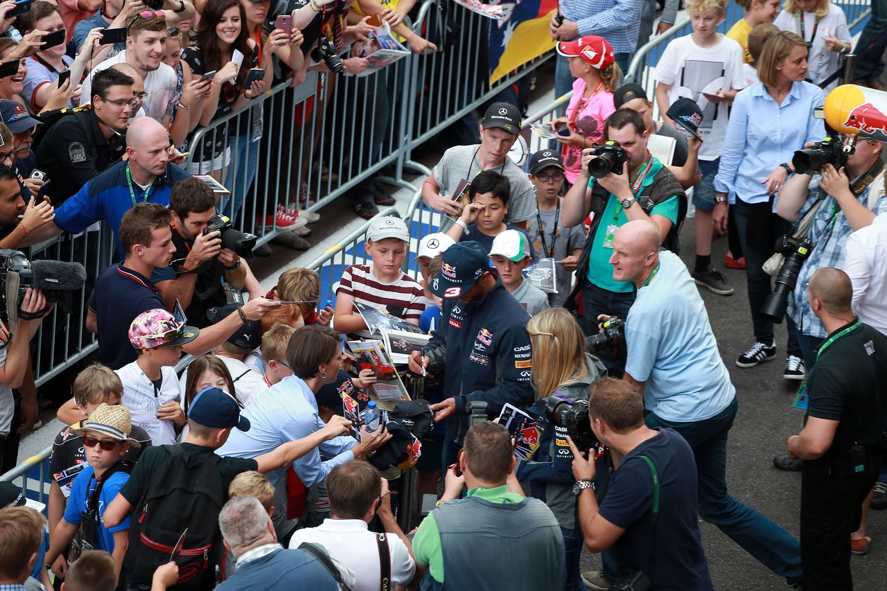 GP BELGIO, 20.08.2015 - Autograph session, Daniel Ricciardo (AUS) Red Bull Racing RB11