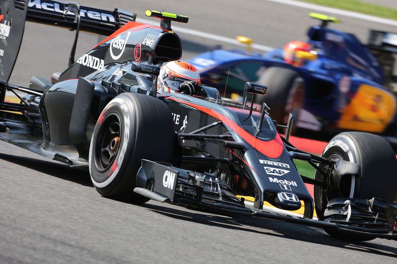 GP BELGIO, 22.08.2015 - Prove Libere 3, Jenson Button (GBR)  McLaren Honda MP4-30. e Felipe Nasr (BRA) Sauber C34