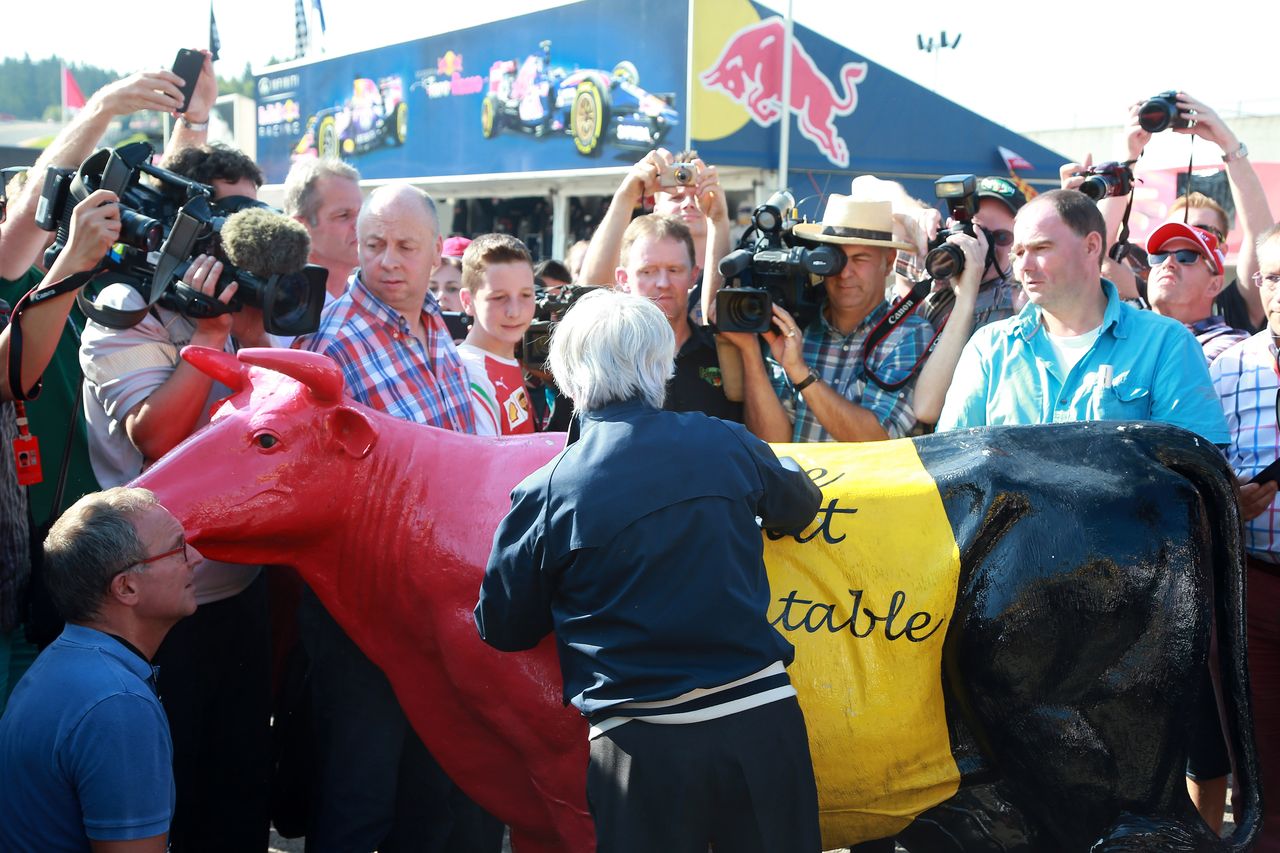 GP BELGIO, 22.08.2015 - Bernie Ecclestone (GBR), President e CEO of FOM meet belgian farmers for a milk action.