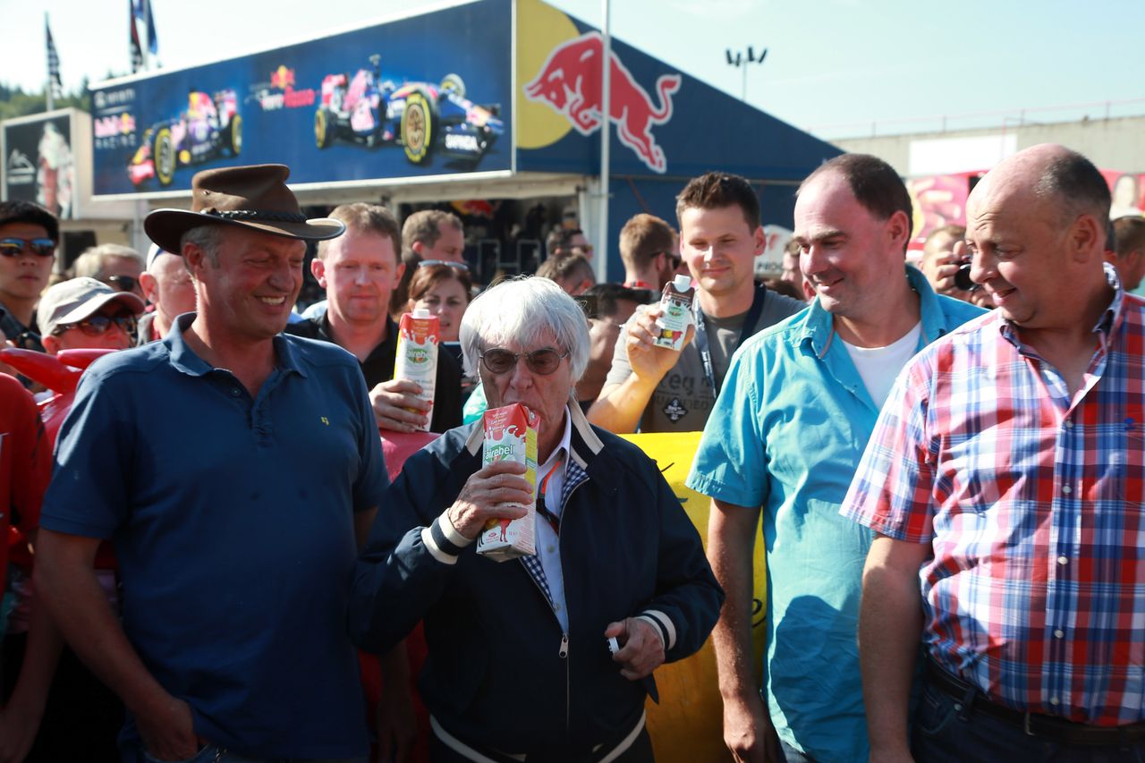 GP BELGIO, 22.08.2015 - Bernie Ecclestone (GBR), President e CEO of FOM meet belgian farmers for a milk action.