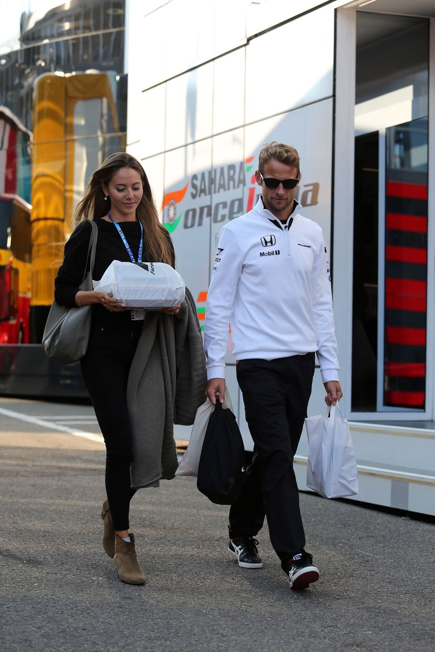 GP BELGIO, 22.08.2015 - Jenson Button (GBR)  McLaren Honda MP4-30. e sua moglie Jessica Michibata (GBR)