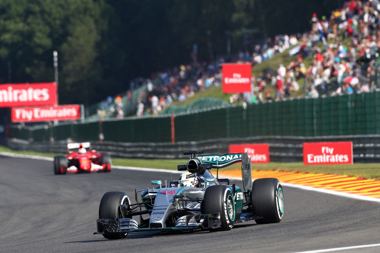 GP BELGIO, 21.08.2015 - Prove Libere 1, Lewis Hamilton (GBR) Mercedes AMG F1 W06 davanti a Sebastian Vettel (GER) Ferrari SF15-T