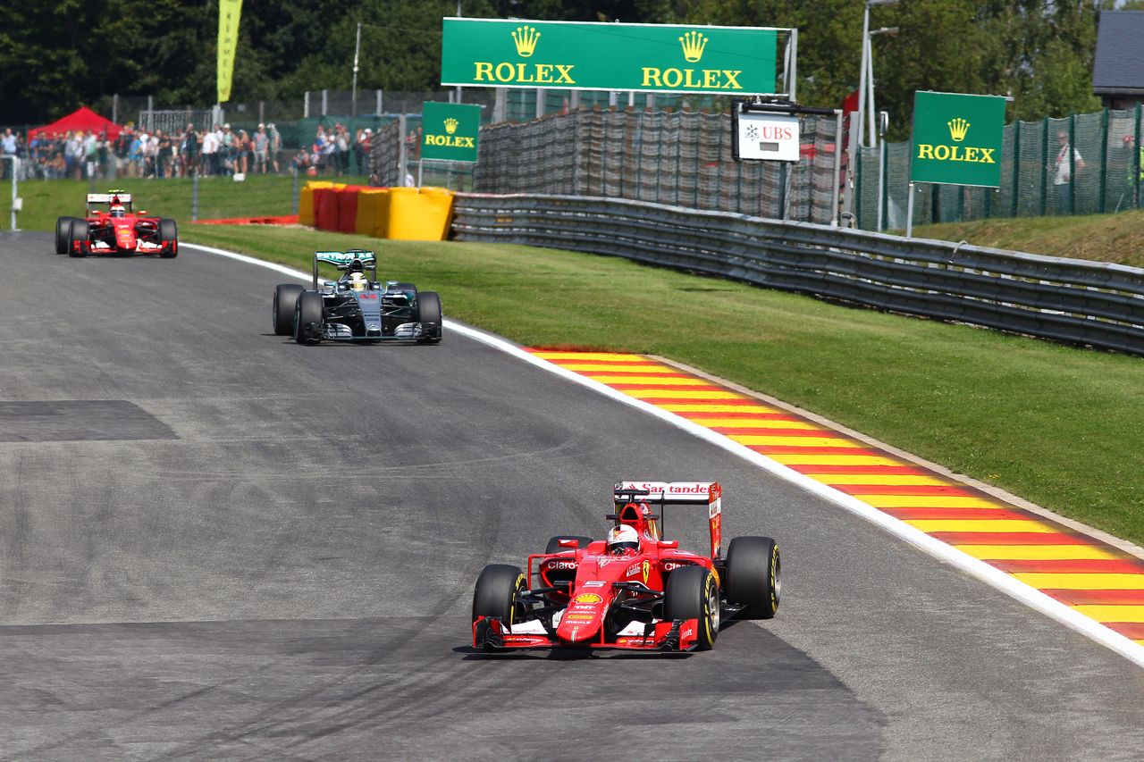 GP BELGIO, 21.08.2015 - Prove Libere 2, Sebastian Vettel (GER) Ferrari SF15-T davanti a Lewis Hamilton (GBR) Mercedes AMG F1 W06 e Kimi Raikkonen (FIN) Ferrari SF15-T
