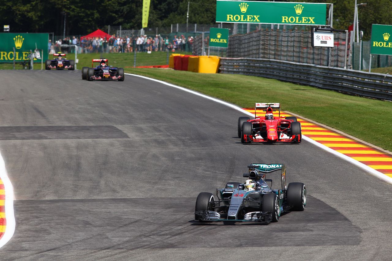 GP BELGIO, 21.08.2015 - Prove Libere 2, Lewis Hamilton (GBR) Mercedes AMG F1 W06 davanti a Kimi Raikkonen (FIN) Ferrari SF15-T