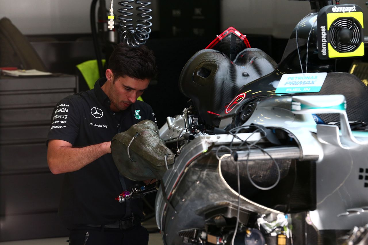 GP BELGIO, 21.08.2015 - Prove Libere 2, Mechanic Mercedes works on the car