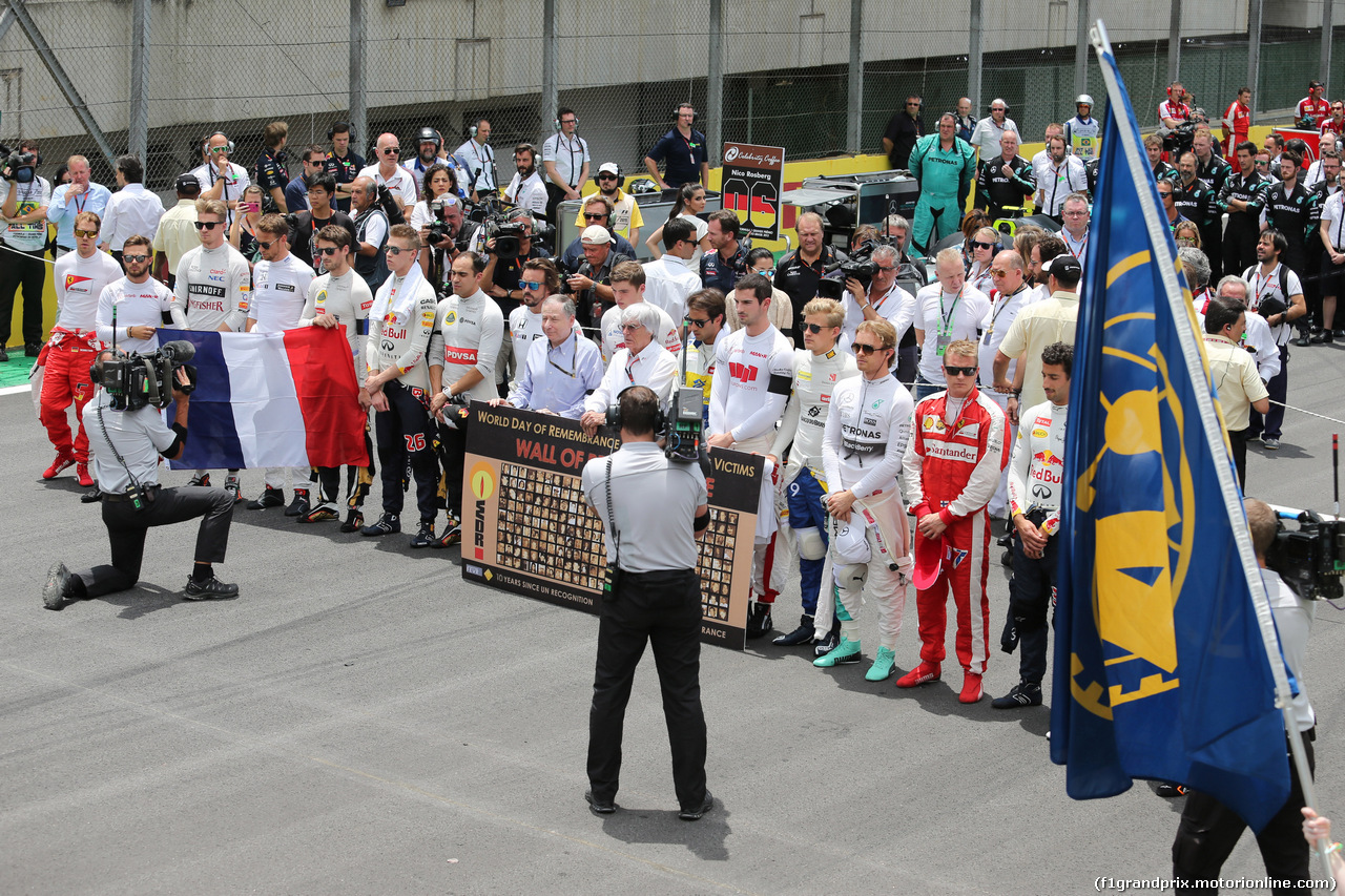 GP BRASILE, 15.11.2015 - Gara, F1 pays its respects to the victims of the Paris terrorist attacks