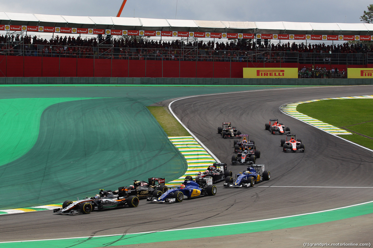 GP BRASILE, 15.11.2015 - Gara, Start of the race, Sergio Perez (MEX) Sahara Force India F1 VJM08 e Felipe Nasr (BRA) Sauber C34