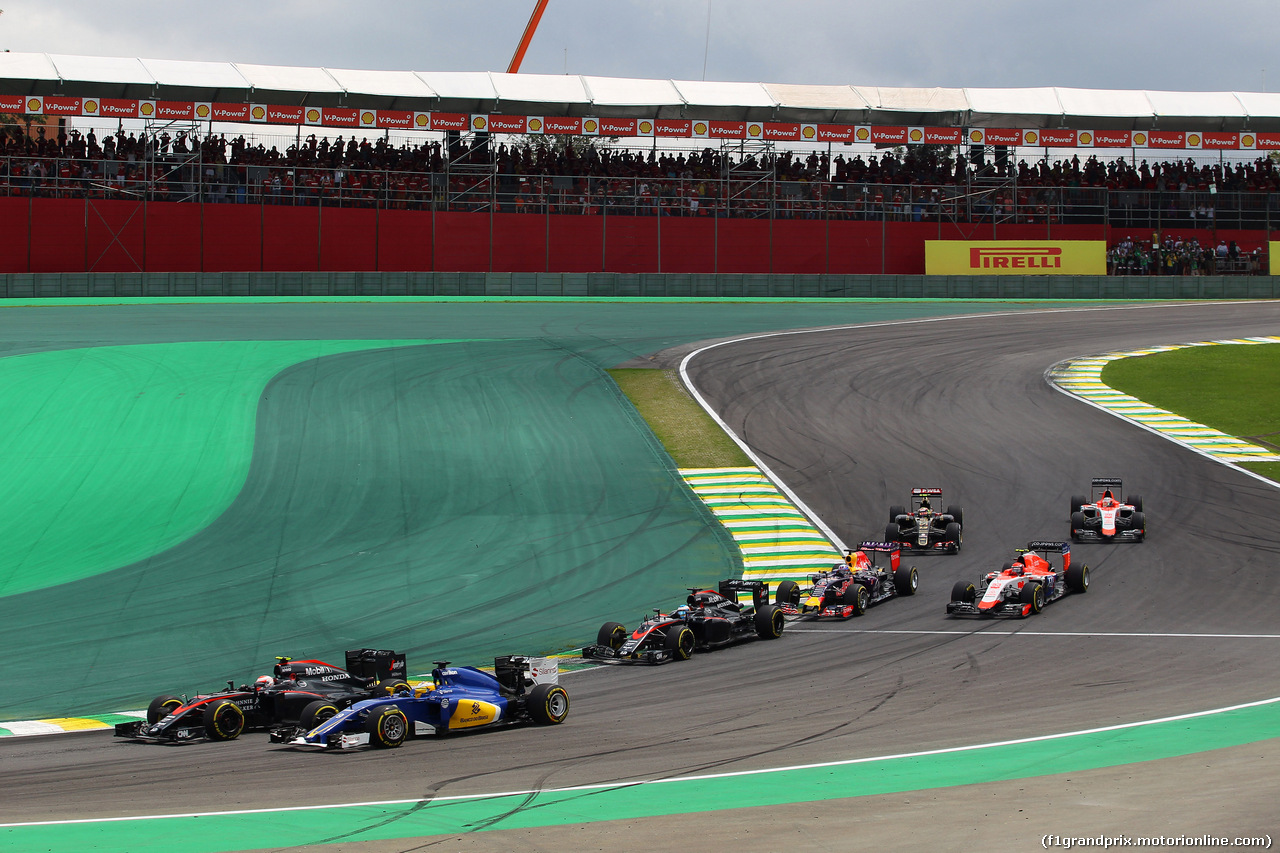 GP BRASILE, 15.11.2015 - Gara, Start of the race, Marcus Ericsson (SUE) Sauber C34 e Jenson Button (GBR)  McLaren Honda MP4-30.