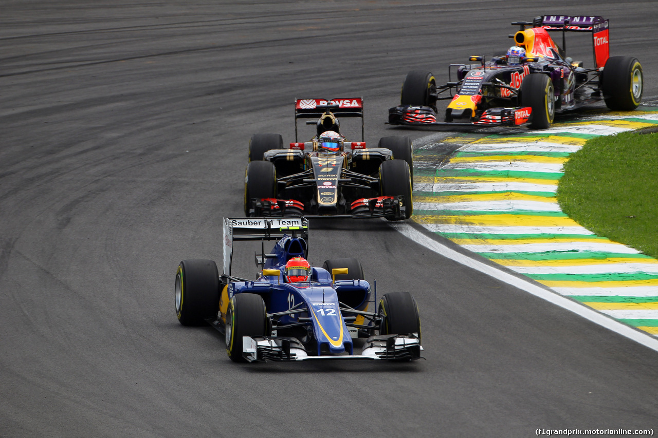 GP BRASILE, 15.11.2015 - Gara, Felipe Nasr (BRA) Sauber C34 davanti a Romain Grosjean (FRA) Lotus F1 Team E23