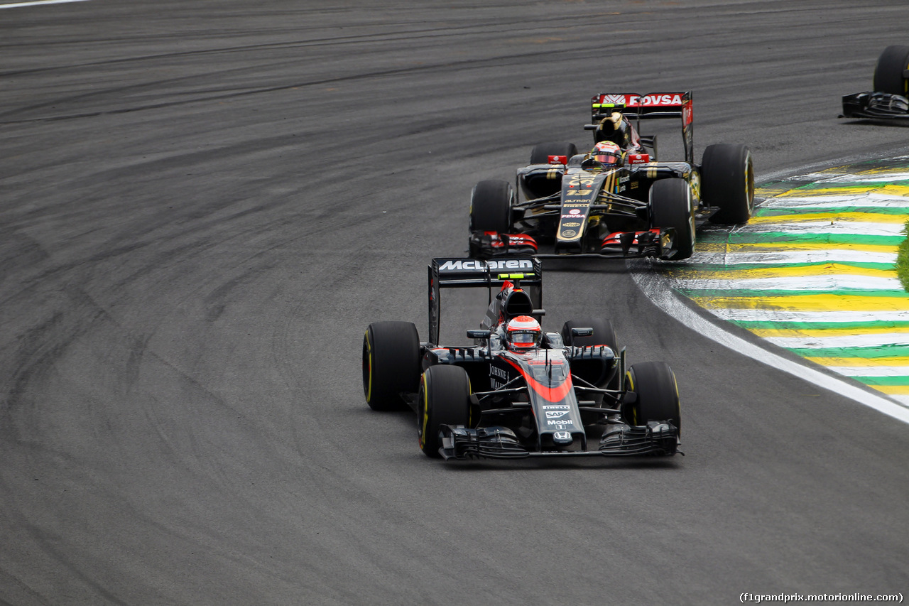 GP BRASILE, 15.11.2015 - Gara, Jenson Button (GBR)  McLaren Honda MP4-30. davanti a Pastor Maldonado (VEN) Lotus F1 Team E23