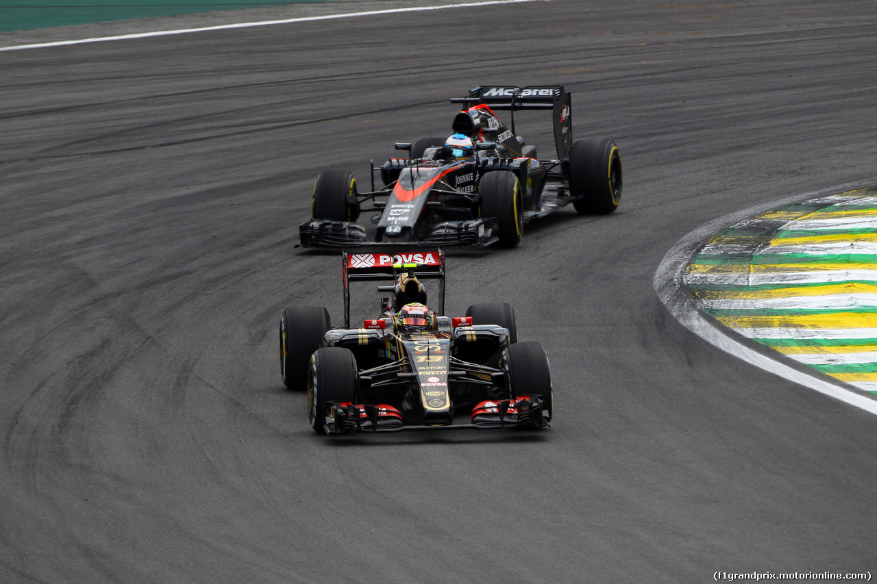 GP BRASILE, 15.11.2015 - Gara, Pastor Maldonado (VEN) Lotus F1 Team E23 davanti a Fernando Alonso (ESP) McLaren Honda MP4-30