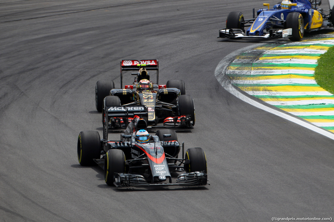 GP BRASILE, 15.11.2015 - Gara, Fernando Alonso (ESP) McLaren Honda MP4-30 davanti a Pastor Maldonado (VEN) Lotus F1 Team E23